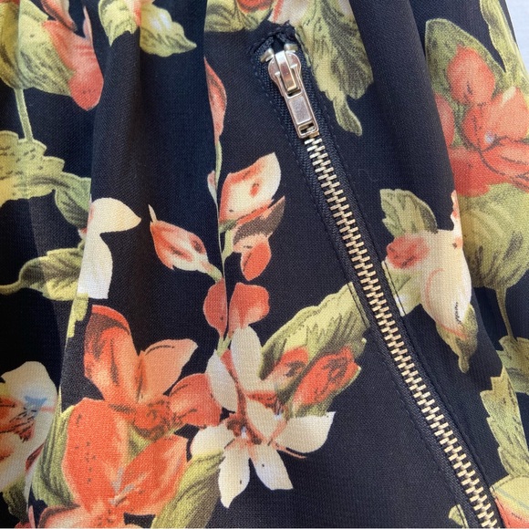 One Clothing Floral Romper - Picture 4 of 9